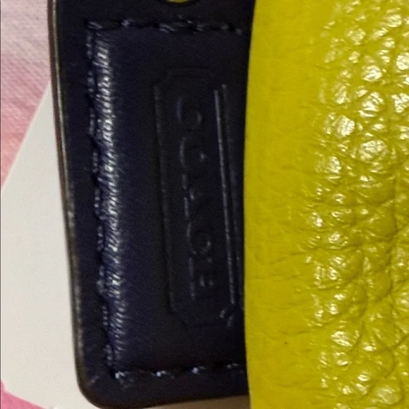 NWT Coach Pebbled Leather Wristlet in Charteuse - Picture 2 of 6